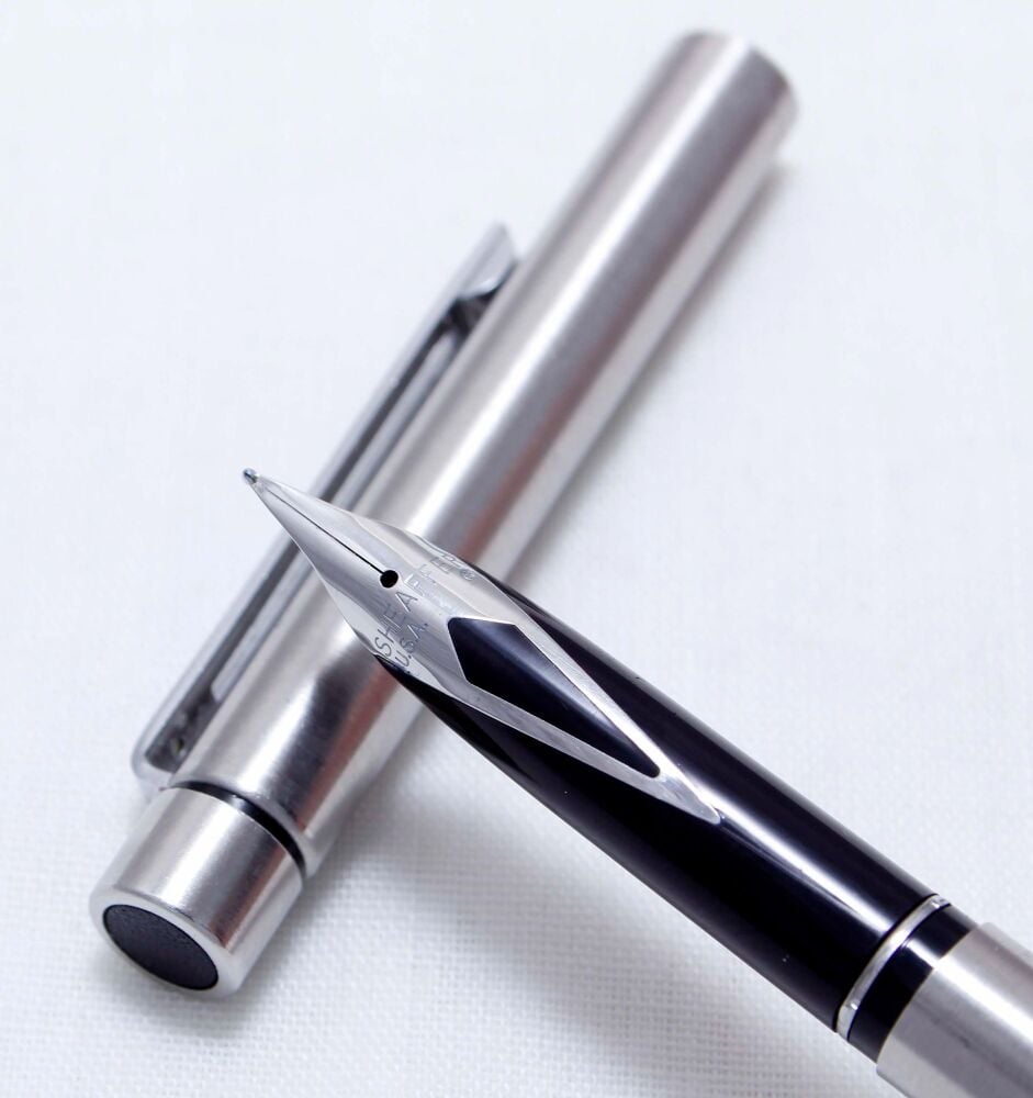 4471 Sheaffer Targa 1001s Slim Fountain Pen in Brushed Chrome. Medium FIVE STAR Nib.