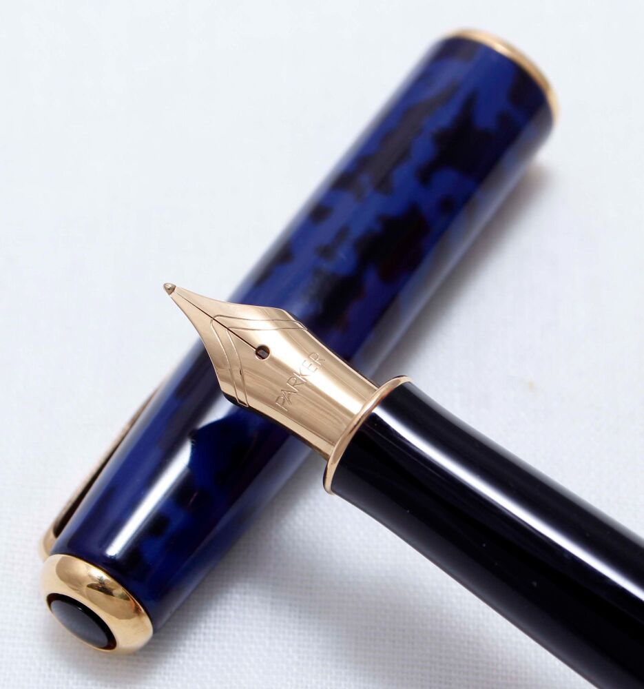 4477 Parker Sonnet Fountain Pen in Midnight Blue Laque. Fine Nib.