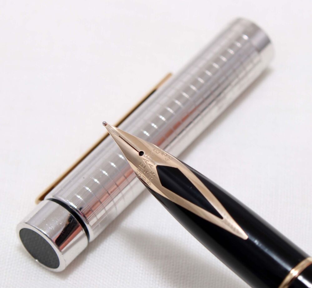 4525 Sheaffer Targa Classic Fountain Pen in White Gold Plate 1024xg. Medium FIVE STAR nib.