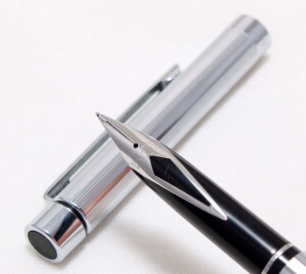 4526 Sheaffer Targa Slim 1000s Fountain Pen in Polished chrome. Medium FIVE STAR Nib.