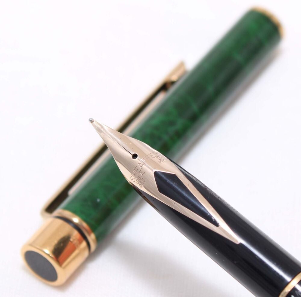 4532 Sheaffer Targa 1038s Slim fountain Pen in Laque Green Ronce. Medium Five Star nib.