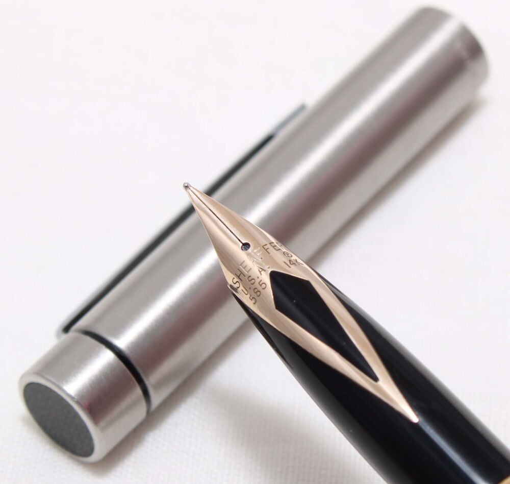 4535 Sheaffer Targa 1001 CT Fountain Pen in Brushed Chrome. Medium FIVE STAR Nib.