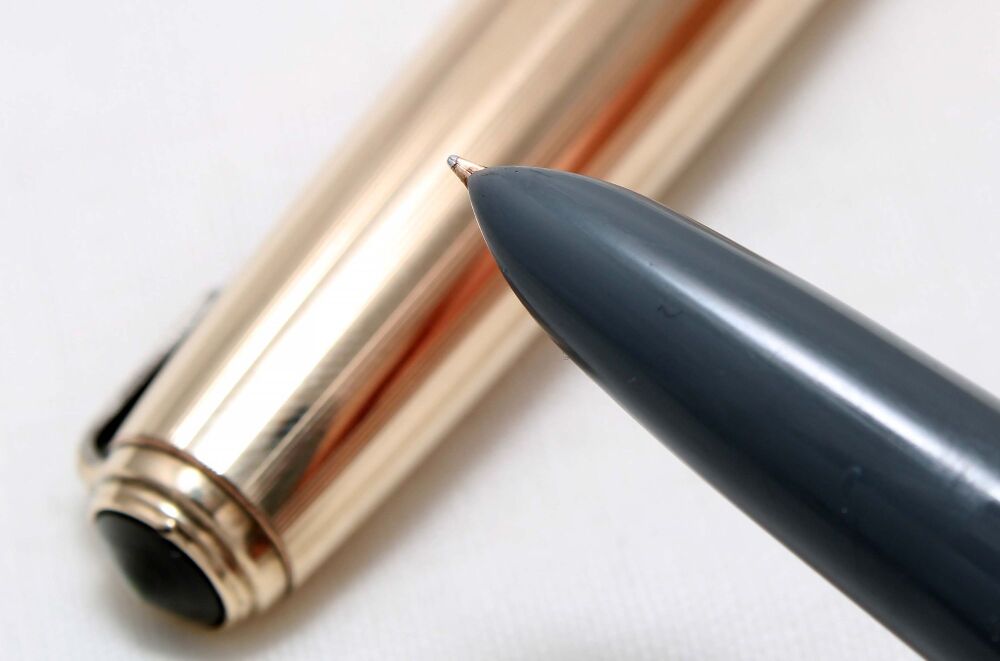 4601 Parker 51 Blue Diamond Vacumatic in Navy Grey with a Rolled Gold Cap. 