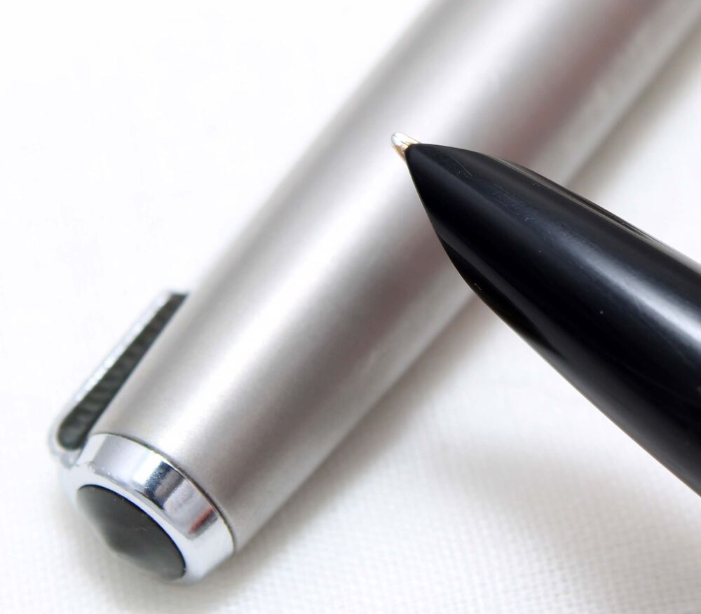 4604 Parker 51 Aerometric in Black with a Frosted Lustraloy cap. Smooth Med
