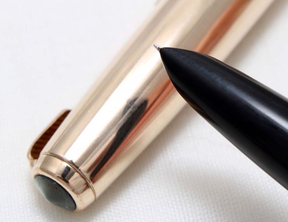 4605 Parker 51 Aerometric in Black with a Rolled Gold Cap. Smooth Medium FI