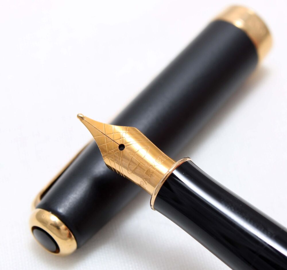 4613 Parker Sonnet Fountain Pen in Matt Black. Medium Nib.