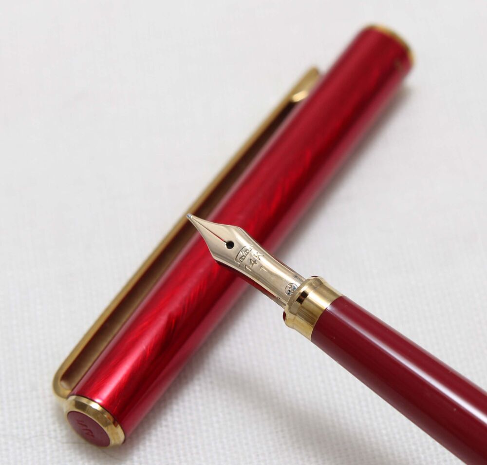 4618 Sailor Chalana Fountain Pen in Metallic Red with gold filled trim. Smo