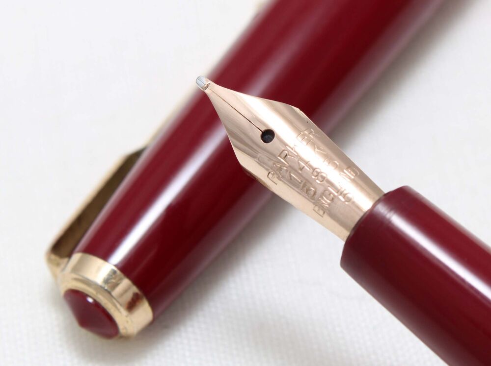 4631 Parker Duofold Slimfold in Burgundy, c1965. Smooth Medium Nib.