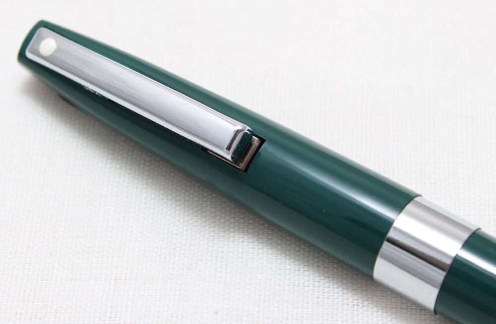 4642 Sheaffer Triumph Imperial Ballpen in Green. Mint condition.