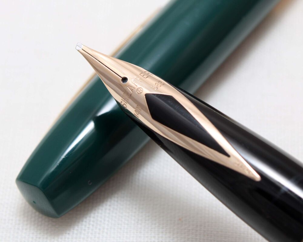 4659 Sheaffer Triumph Imperial Fountain Pen in Green. Smooth Broad Oblique 