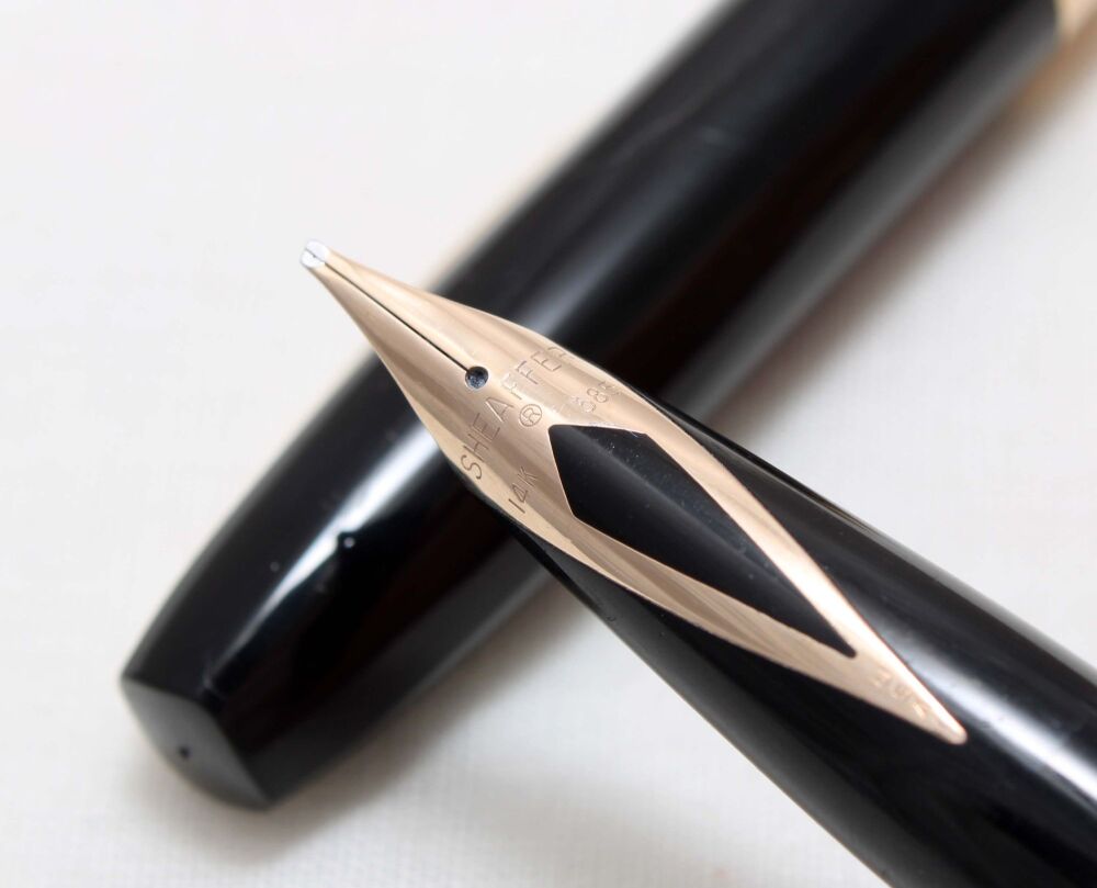 4661 Sheaffer Triumph Imperial Fountain Pen in Black. Smooth Broad Oblique 