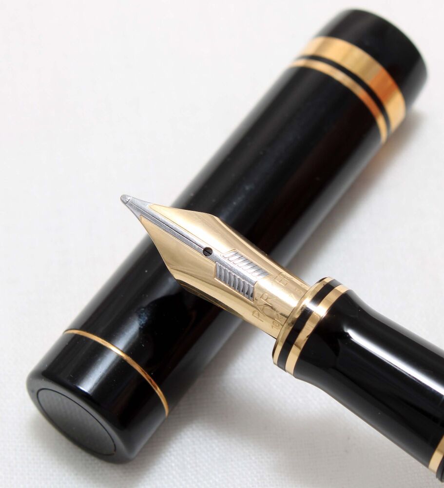 4691 Parker Duofold Centennial Fountain Pen in Classic Black, Medium FIVE STAR Nib.