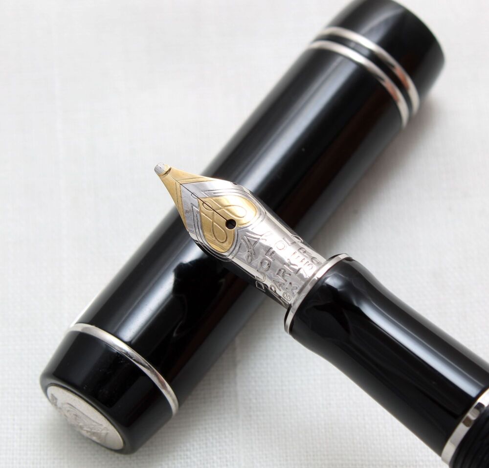 4756 Parker Duofold Mini Fountain Pen in Classic Black, Broad Italic 