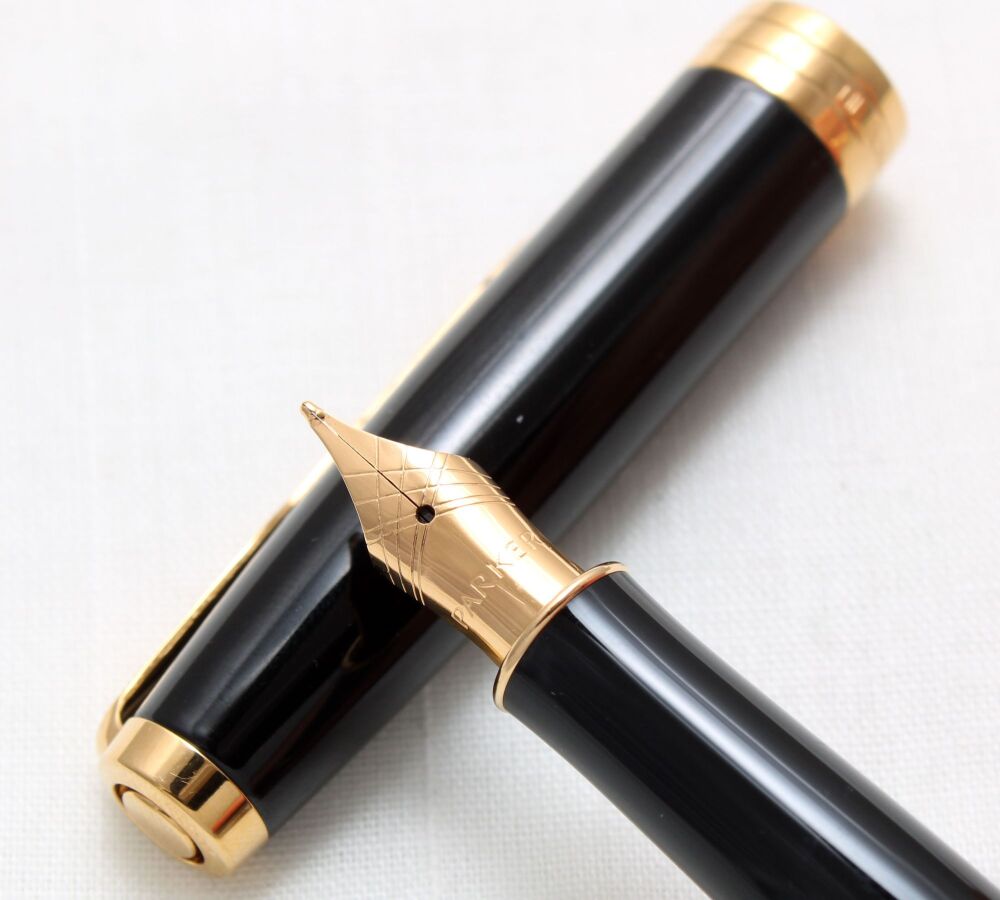 4757 Parker Sonnet Fountain Pen in Gloss Black with Gold Filled Trim.  Medi