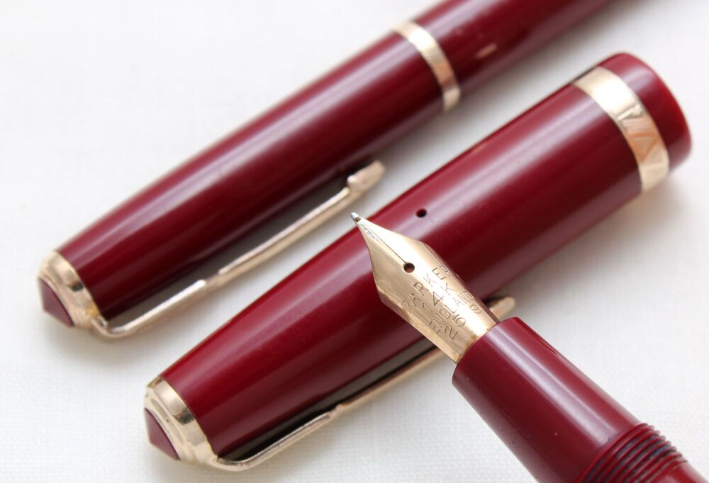 4768 Parker Duofold Fountain Pen and Pencil Set in Burgundy, c1965. Smooth Medium FIVE STAR Nib.