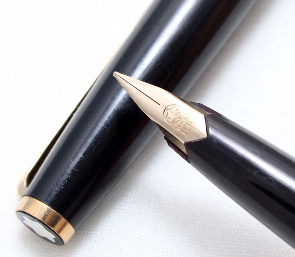 4983 Montblanc No.221 Piston filling Fountain Pen in Classic Black. Medium 