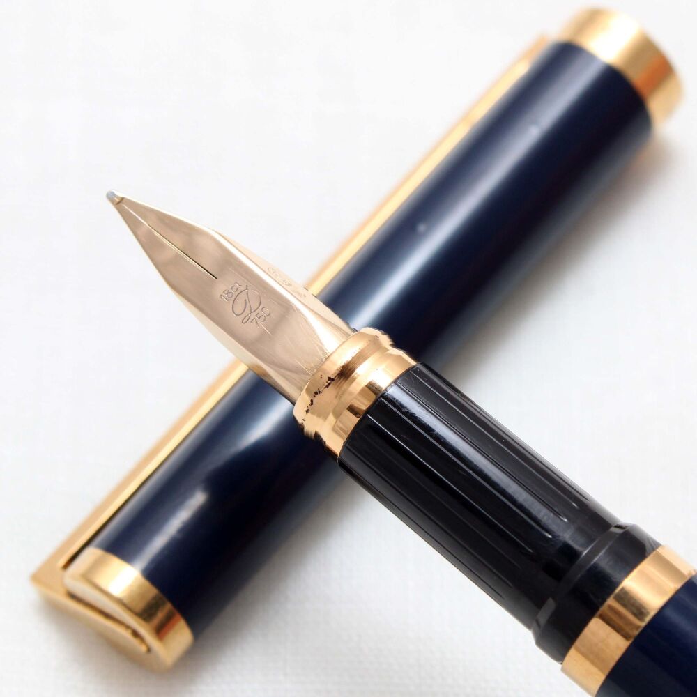 4998 S.T. Dupont 'Classique' Fountain Pen in Blue Lacquer. Medium 18ct FIVE