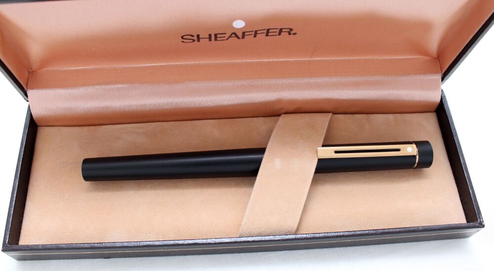4952 Sheaffer Targa 1003 Matt Black Fountain Pen. Medium nib. Boxed.