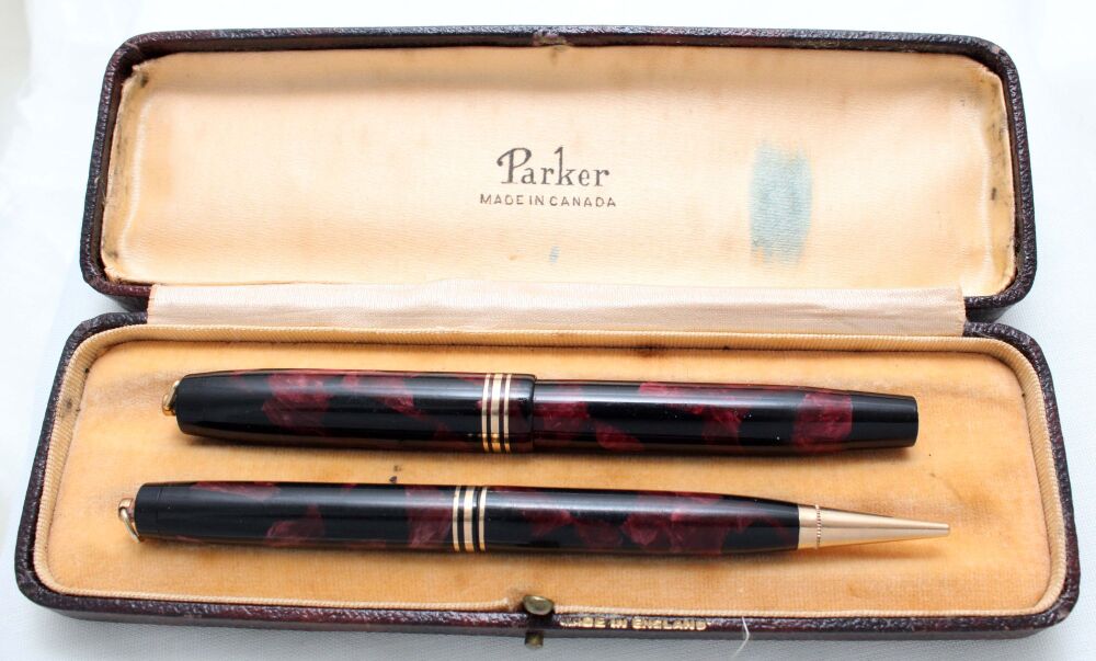 4890 Parker Duofold Lady Fountain Pen and Pencil in Burgundy Marble, Medium 18ct FIVE STAR Nib. c1930, Mint and Boxed.