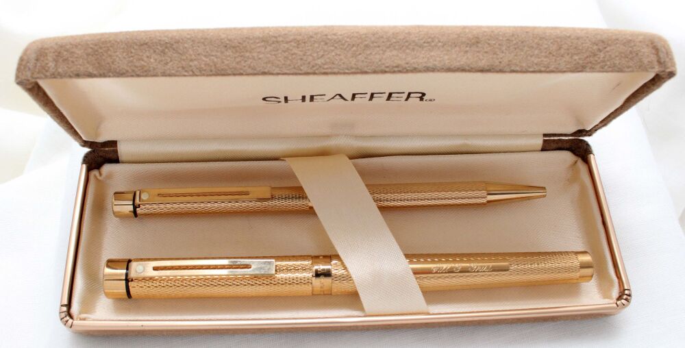 4945 Sheaffer Targa Classic Fountain Pen and Ball Pen set in gold plated fine barleycorn. Medium FIVE STAR nib. Mint and Boxed.