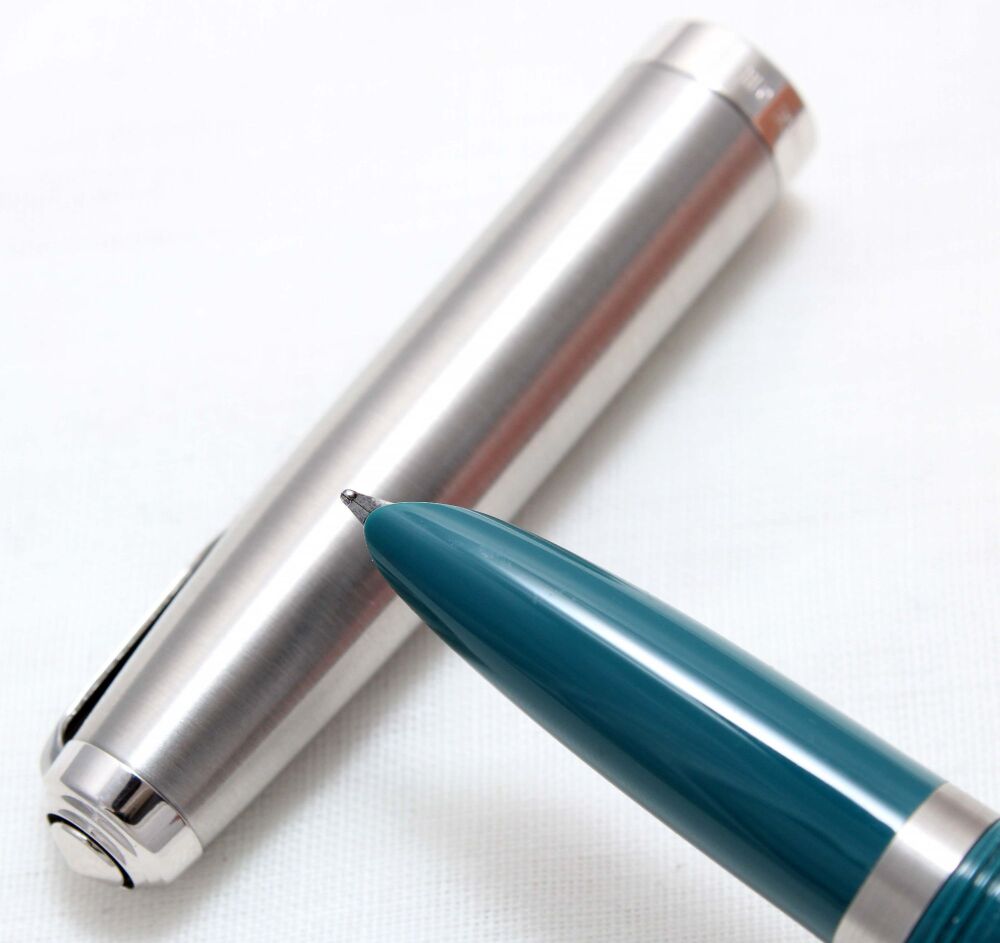 4874 Parker 51 New Generation Fountain Pen in Teal Blue with a Lustraloy cap. Smooth Medium FIVE STAR Nib.