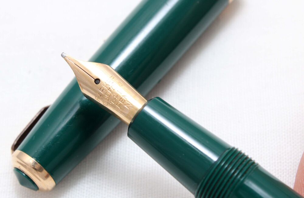4923 Parker Duofold in Green. Smooth Medium Nib.