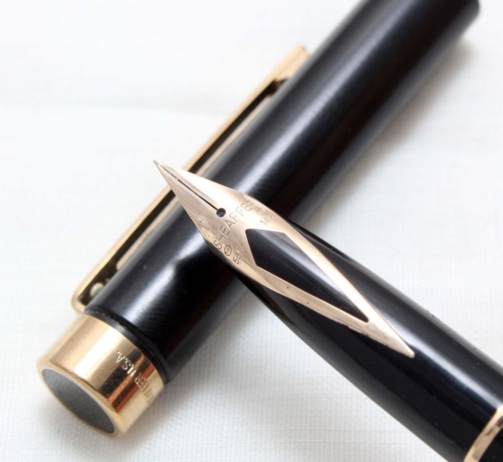 5042 Sheaffer Targa 1022 Classic Fountain Pen in Gloss Black. Fine nib.