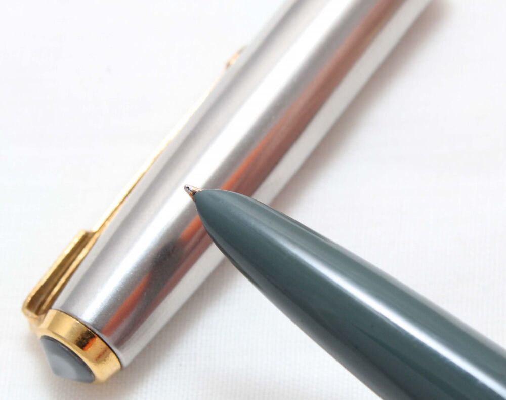 5072 Parker 51 Deluxe in Grey with a Lustraloy Cap, Smooth Medium Nib.