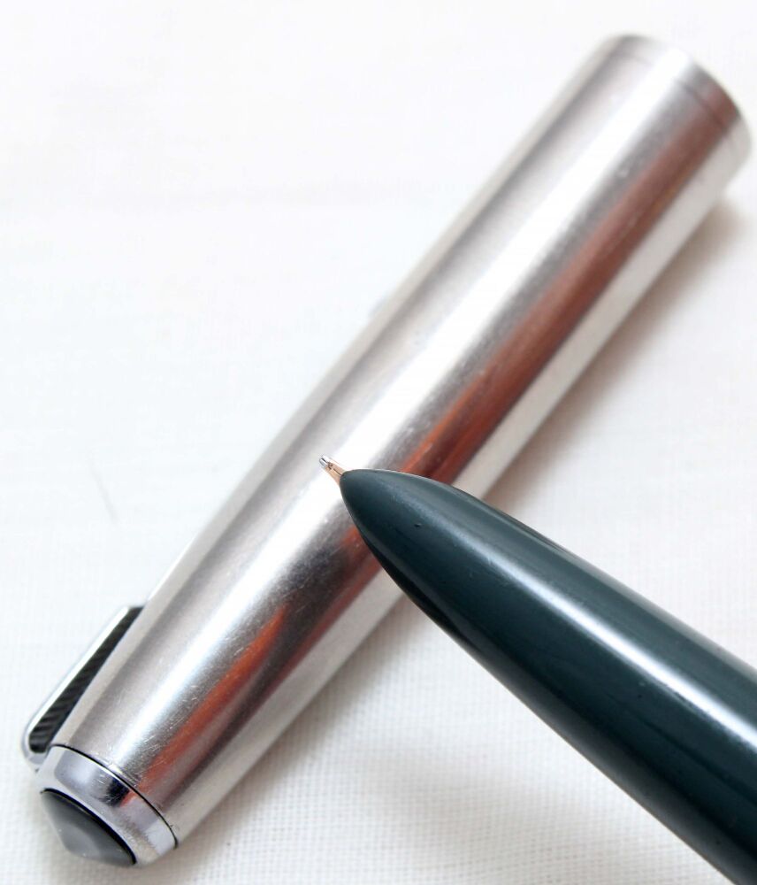 5079 Parker 51 Vacumatic in Grey with a Lustraloy cap. Smooth Broad side of Medium FIVE STAR Nib.
