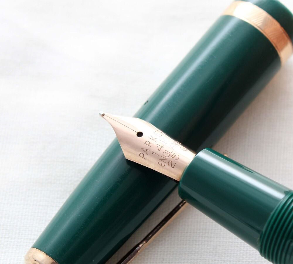5137 Parker Duofold in Green. Smooth Medium Nib.
