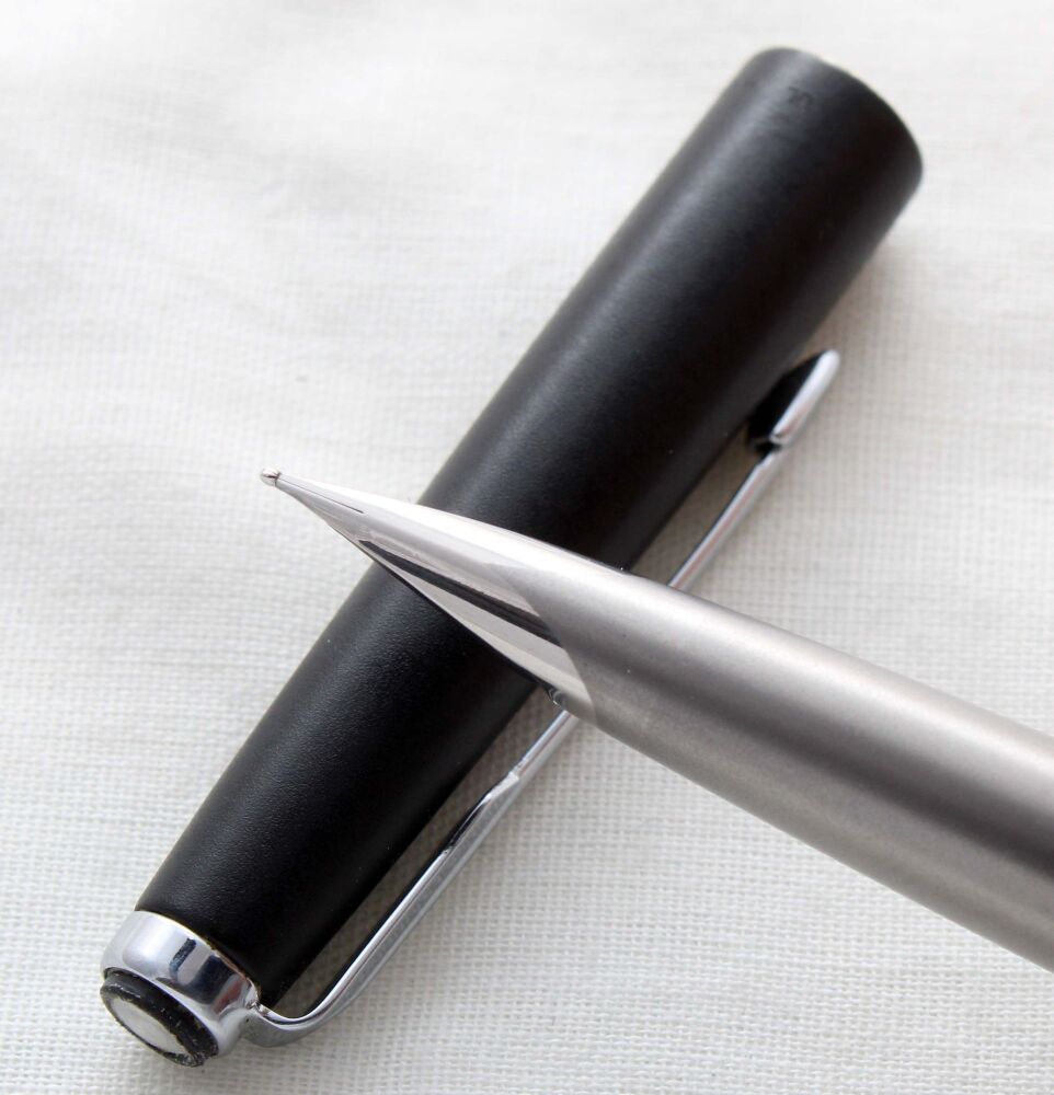 5140 Parker Falcon Fountain Pen, Finished in Matt Black, Smooth Fine nib.