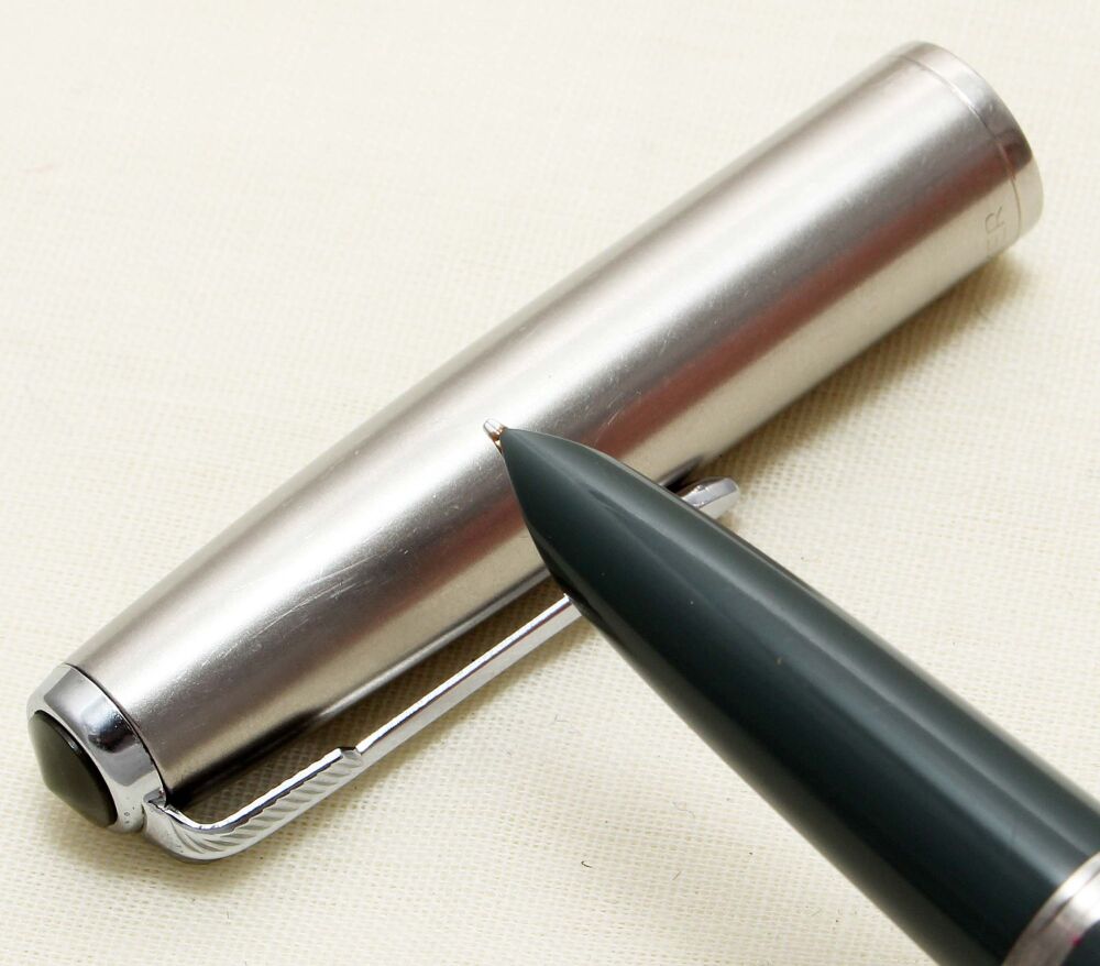 5250 Parker 51 Aerometric in Grey with a lustraloy cap. Smooth Fine FIVE STAR Nib.