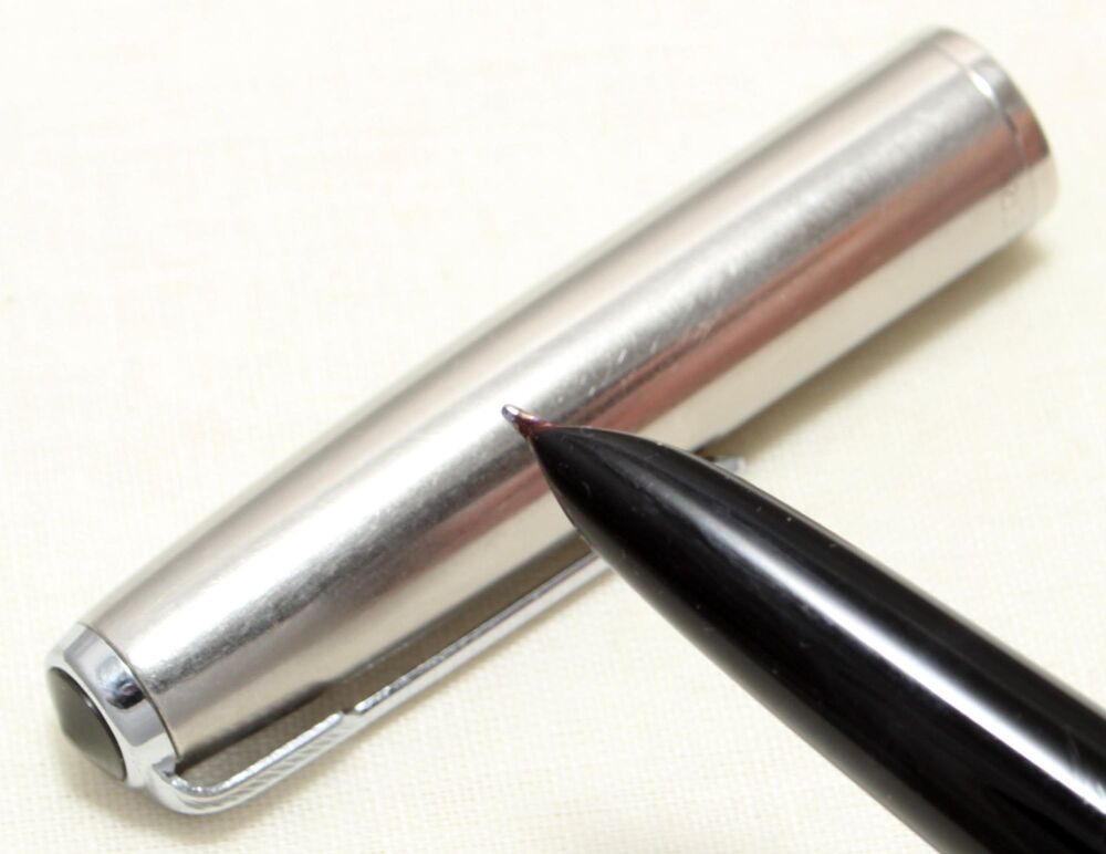 5251 Parker 51 Aerometric in Black with a Lustraloy Cap, Smooth Medium FIVE STAR Nib.