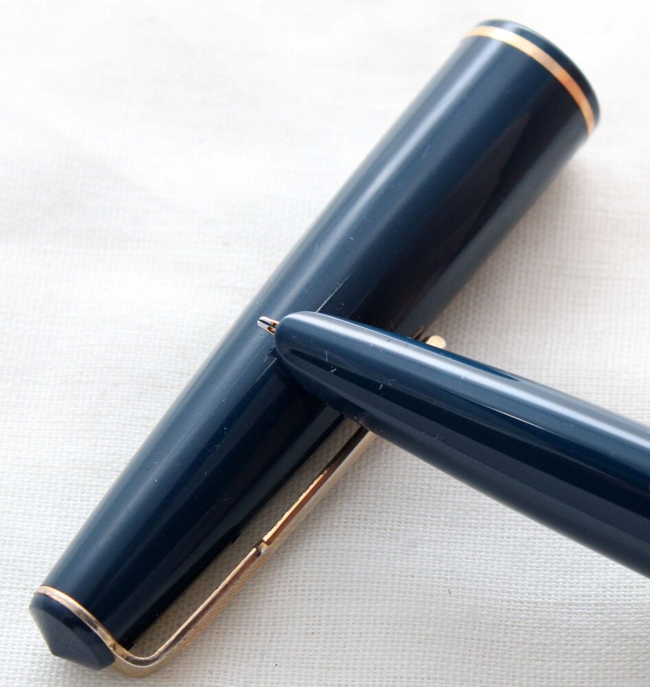 5351 Parker 17 Duofold Fountain Pen in Blue with gold trim. Smooth Medium Nib.