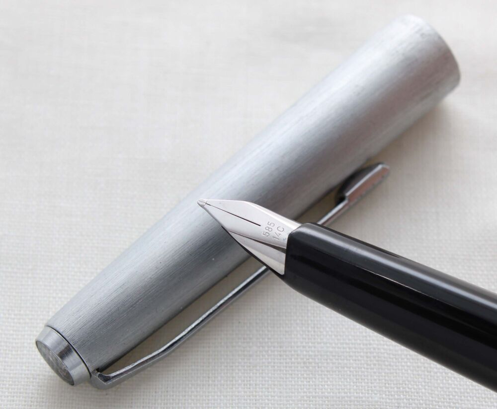5182 Pelikan M21 Silvexa Fountain Pen in Black, Medium FIVE STAR nib.