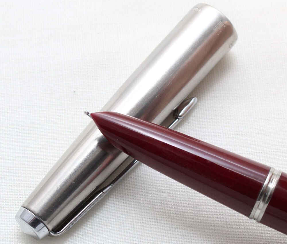 5418M. Parker 51 Aerometric MkIV in Burgundy with a Lustraloy Cap, Smooth Fine FIVE STAR Nib.