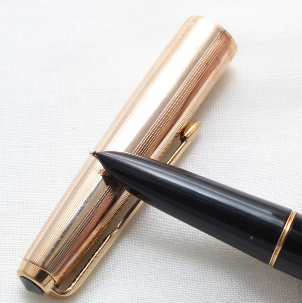 5420M. Parker 51 Aerometric MkIII in Black with a Rolled Gold Cap, Smooth Medium FIVE STAR Nib.