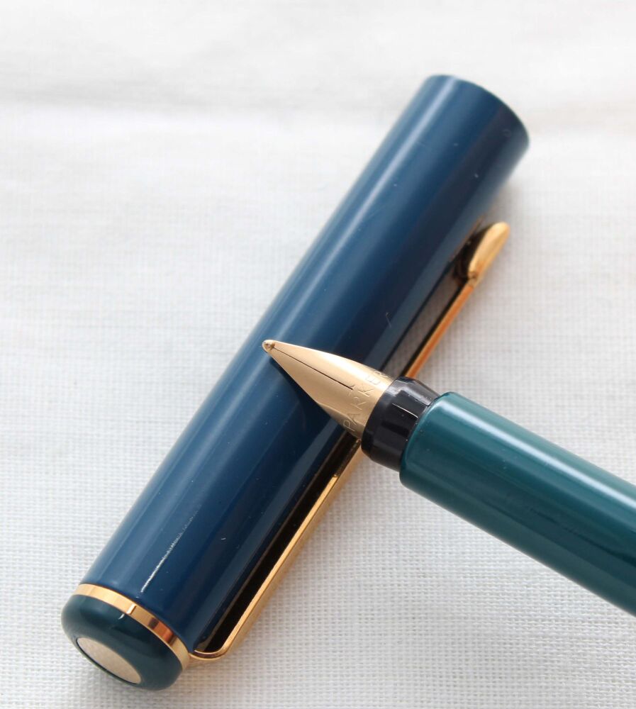 5275 Parker 88 Fountain Pen in Gloss Blue. Medium FIVE STAR Nib.