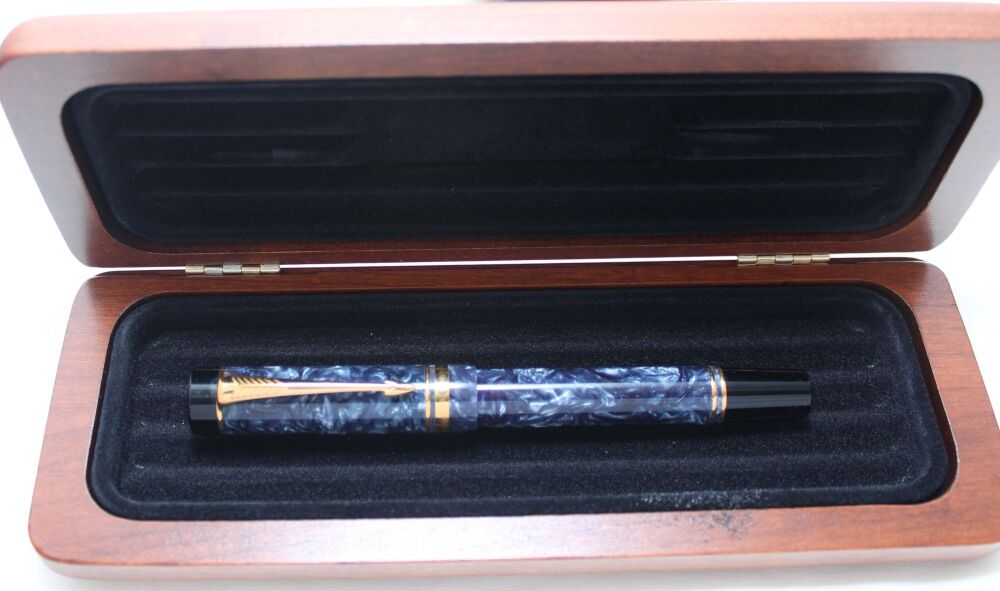 5523 Parker Duofold International Fountain Pen in Blue Marble,  Medium FIVE STAR Nib.