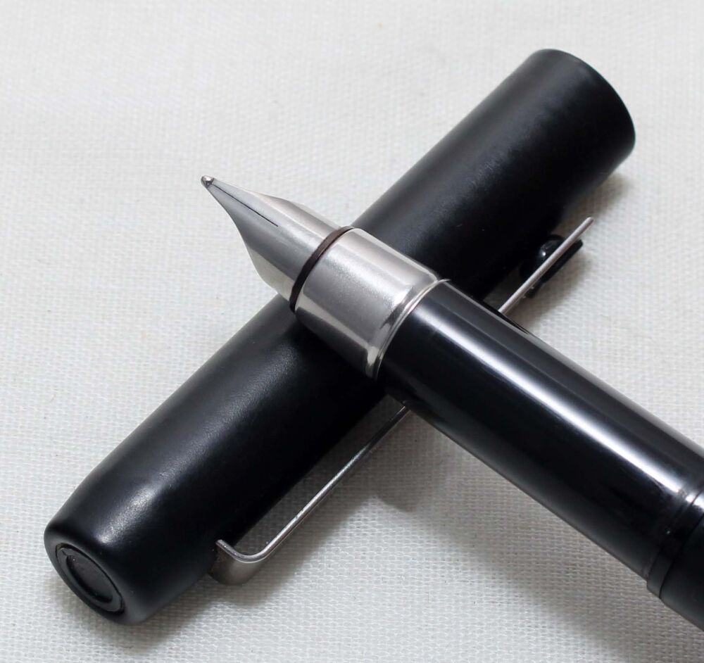 5538 Parker 25 Fountain Pen in Matt Black. Medium Nib.