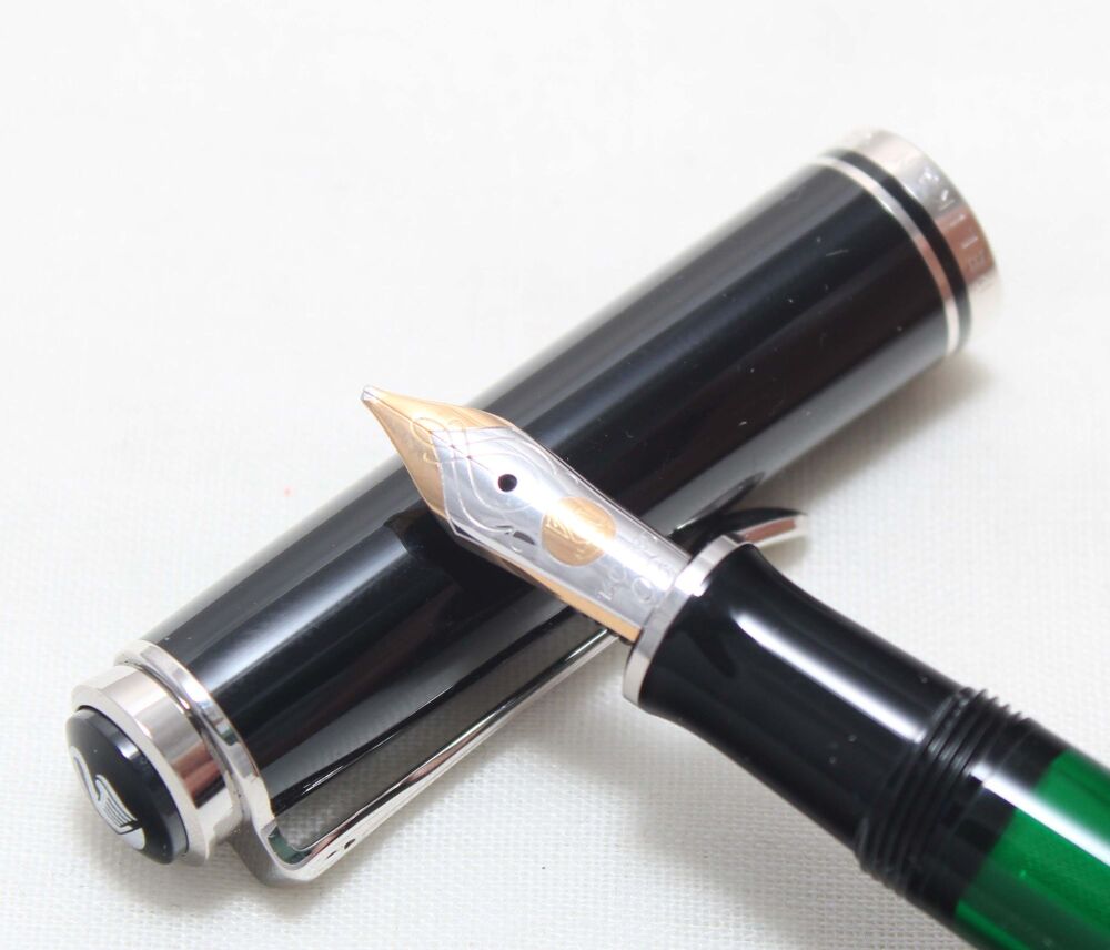 5581 Pelikan Souveran M405 Fountain Pen in Classic Black. Fabulous Broad Oblique Italic FIVE STAR nib.