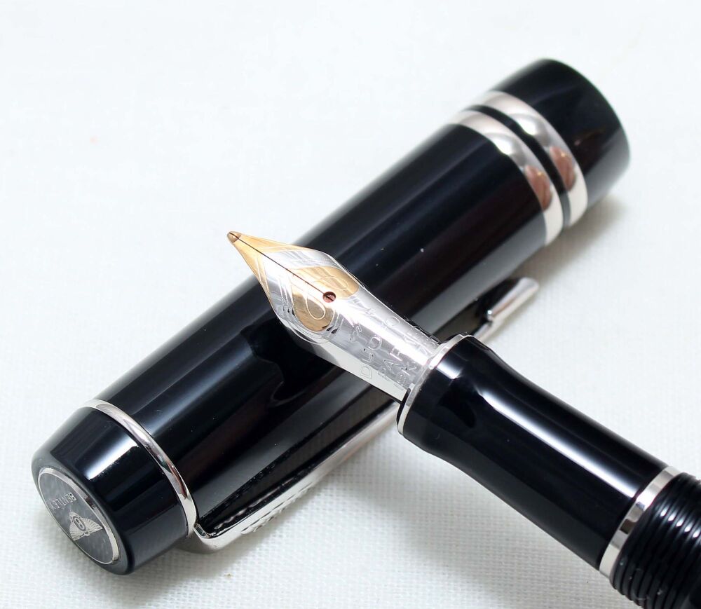 5567 Parker Duofold International Fountain Pen "Bentley" Special Edition in Classic Black, Medium 18ct  FIVE STAR Nib. Mint and Boxed.