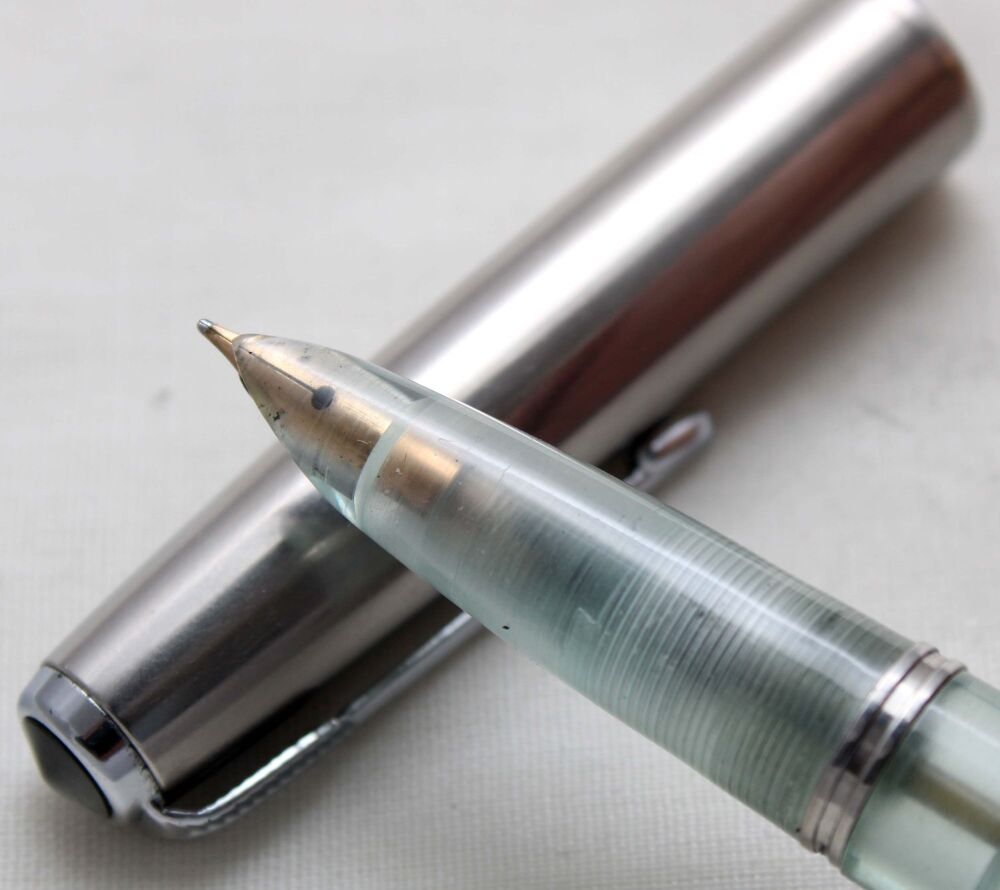 5592 Original Parker 51 Vacumatic Demonstrator in Clear Acrylic with a Lustraloy cap. Fine side of Medium 14ct nib.