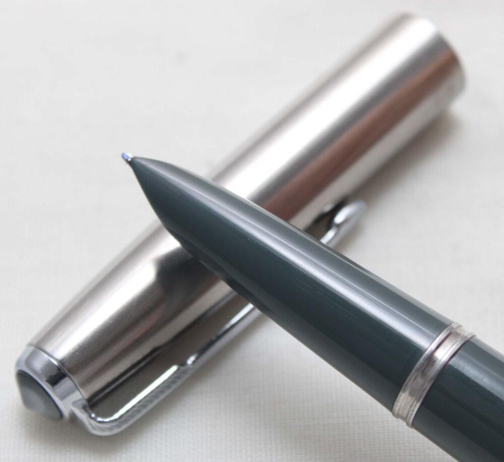 5601 Parker 51 Aerometric in Grey with a Lustraloy Cap, Smooth Medium FIVE STAR Nib.