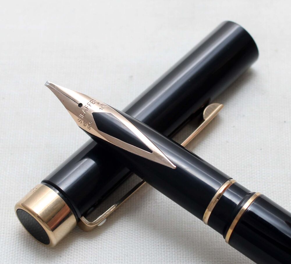 5609 Sheaffer Targa 1022 Classic Fountain Pen in Gloss Black. Fabulous Broad Italic FIVE STAR nib.