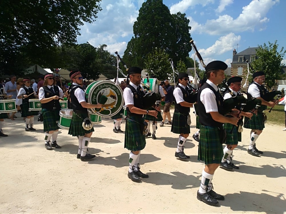 Aubigny sur Nere pipe band