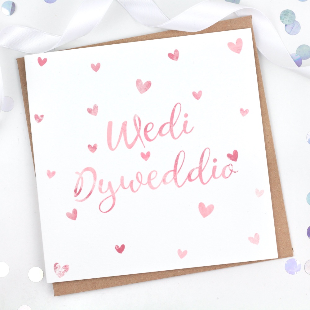 Cerdyn Wedi Dyweddio Calonnog Pinc | Welsh Engaged Dotty Hearts Card