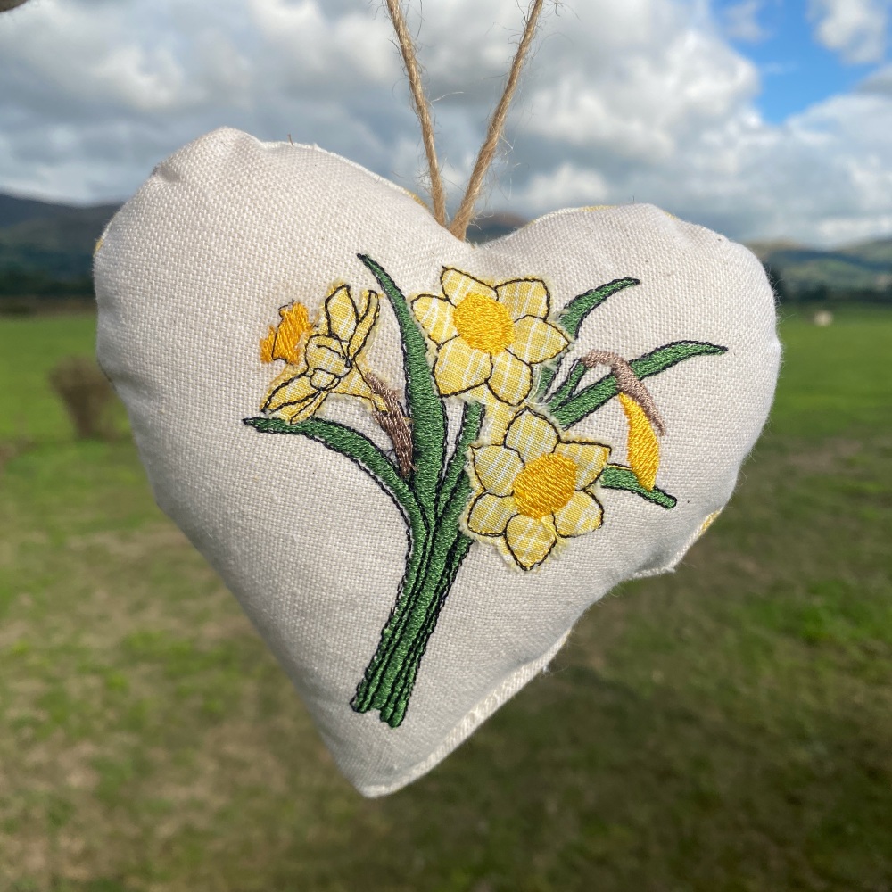 Addurniad Calon Cenin Pedr - Daffodil Hanging Heart Decoration