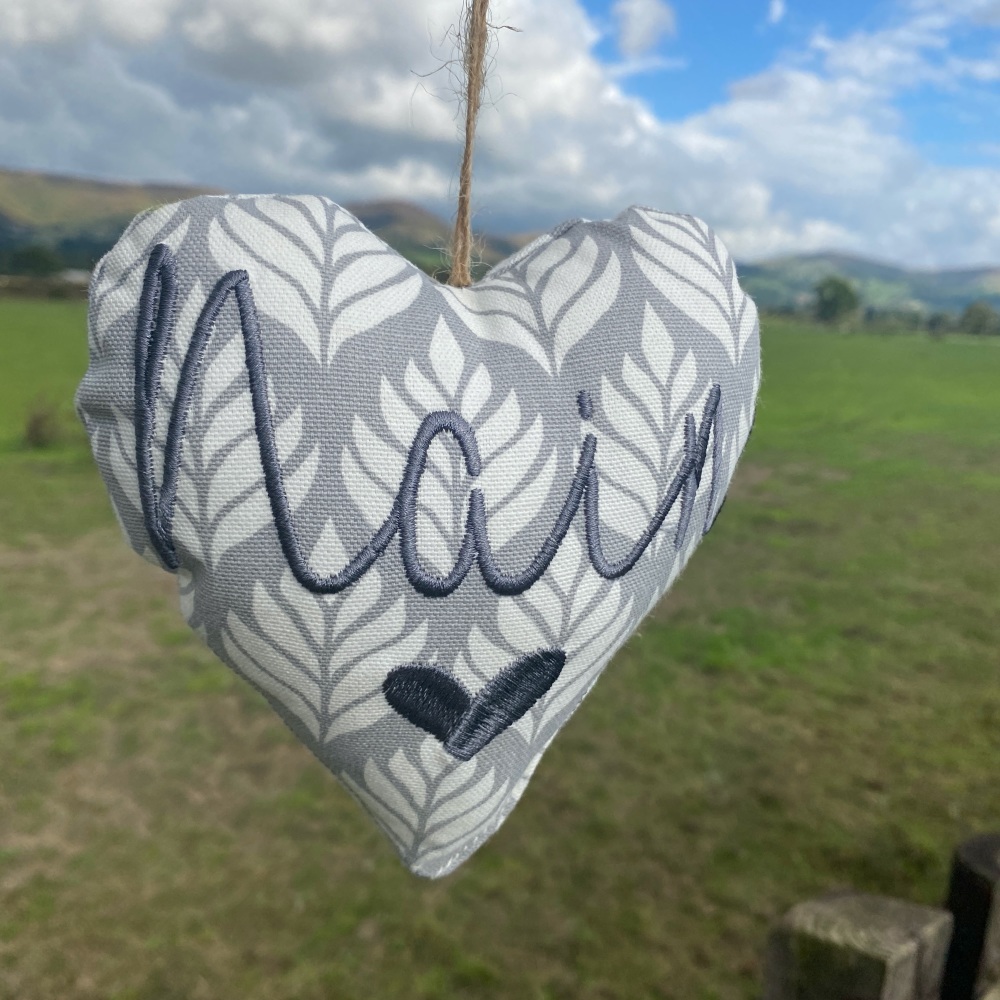 Addurniad Calon Nain - Nain Heart Decoration - Grey Feather Pattern