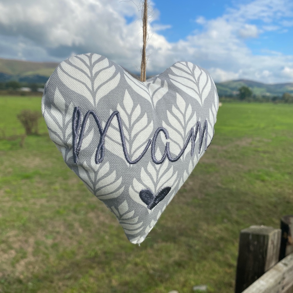 Addurniad Calon Mam - Mam Heart Decoration - Grey Feather Pattern